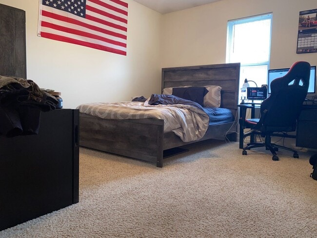 Building Photo - 4 Bedroom Duplex. Close to Campus and Down...