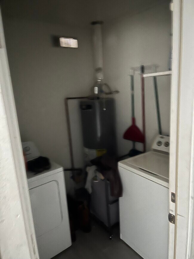 Building Photo - 1506 E Clarendon Ave