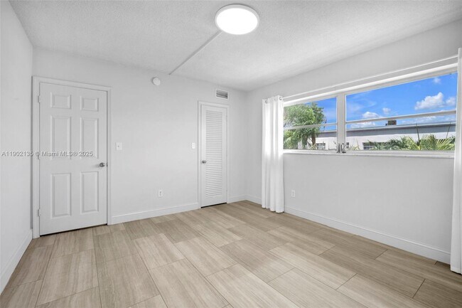 Building Photo - 2101 NE 68th St