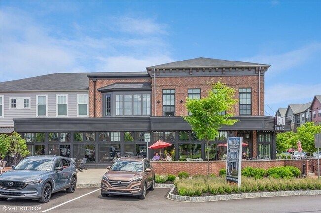 Building Photo - 701 Halcyon Ln