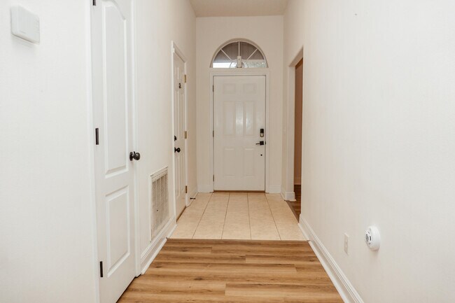 Building Photo - 641 Territory Ln