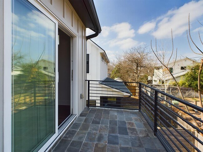 Building Photo - 1402 W 51st St