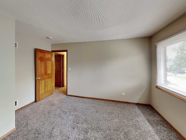 Building Photo - 721 Westshore Dr