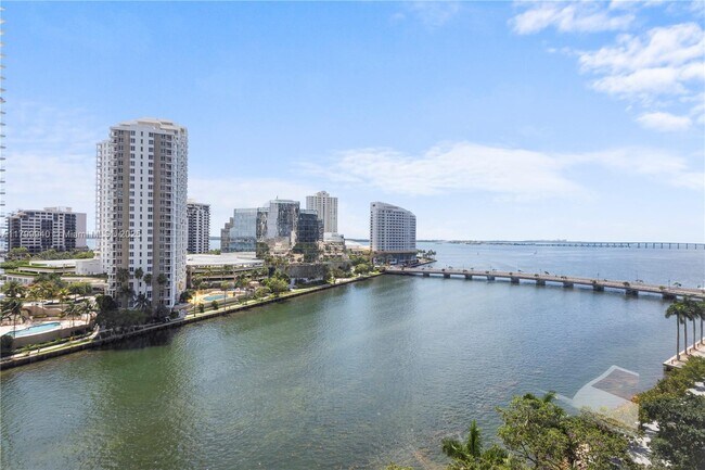 Building Photo - 495 Brickell Ave