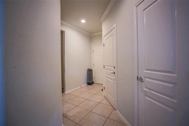 Building Photo - 6410 Guilford Glen Ln
