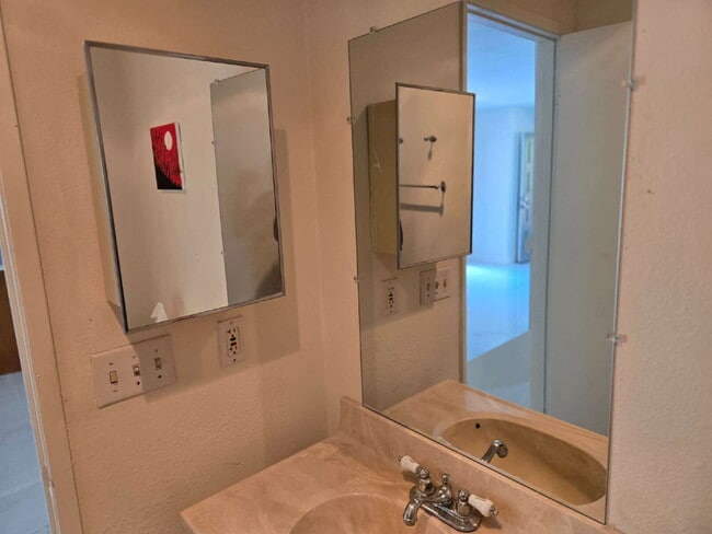 Building Photo - Spacious 3-bed, 2-bath condo is located in the heart of UTC, right on the UCSD bus line! It featu...