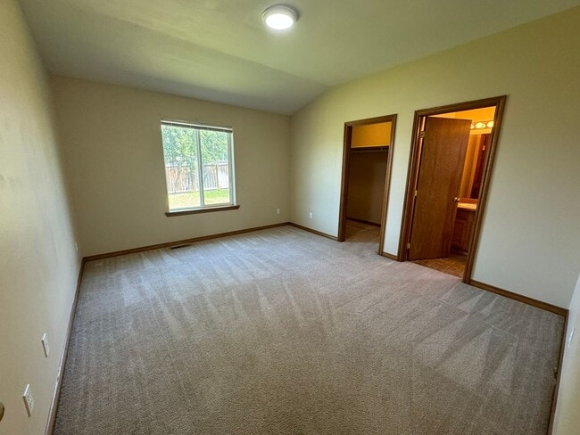Building Photo - 4 Bedroom, 2 Bath House! Available to Rese...