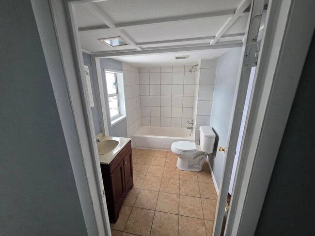 Building Photo - 2 bed, 1 bath in quiet East Alton neighborhood!