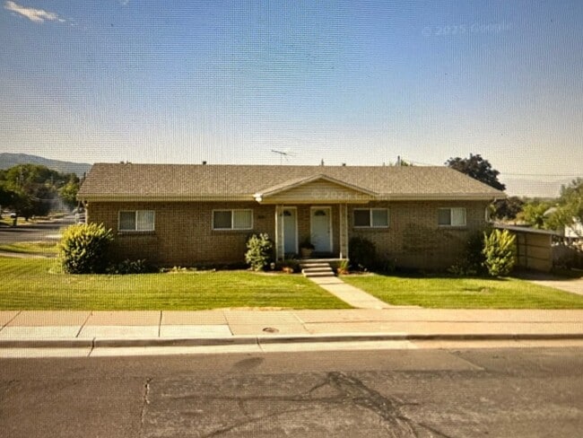 Building Photo - 394 E Parrish Ln
