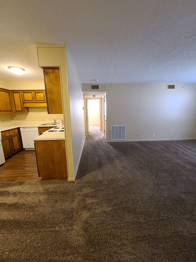 Building Photo - Large Two Bedroom Apt