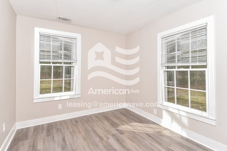 Building Photo - 2117 Roosevelt Dr