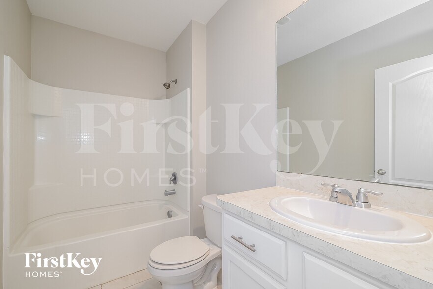 Building Photo - 709 Kindred Ln