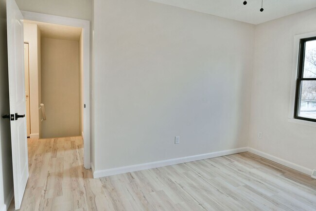 Building Photo - 460-462-462 Fowler St