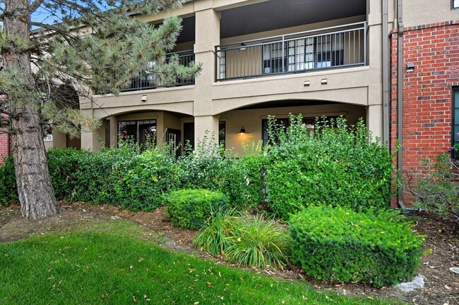 Building Photo - Charming & Updated Unit in Prime Denver Location