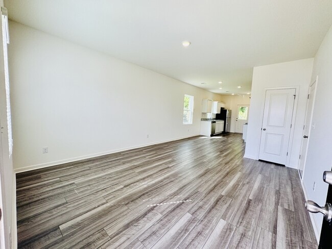 Building Photo - 554 Silver Pidgeon St