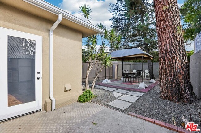 Building Photo - 6727 1/2 Orion Ave