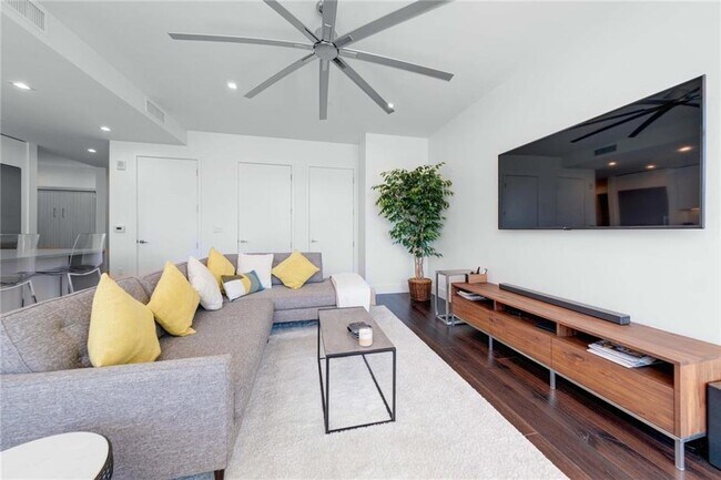 Building Photo - 501 West Ave