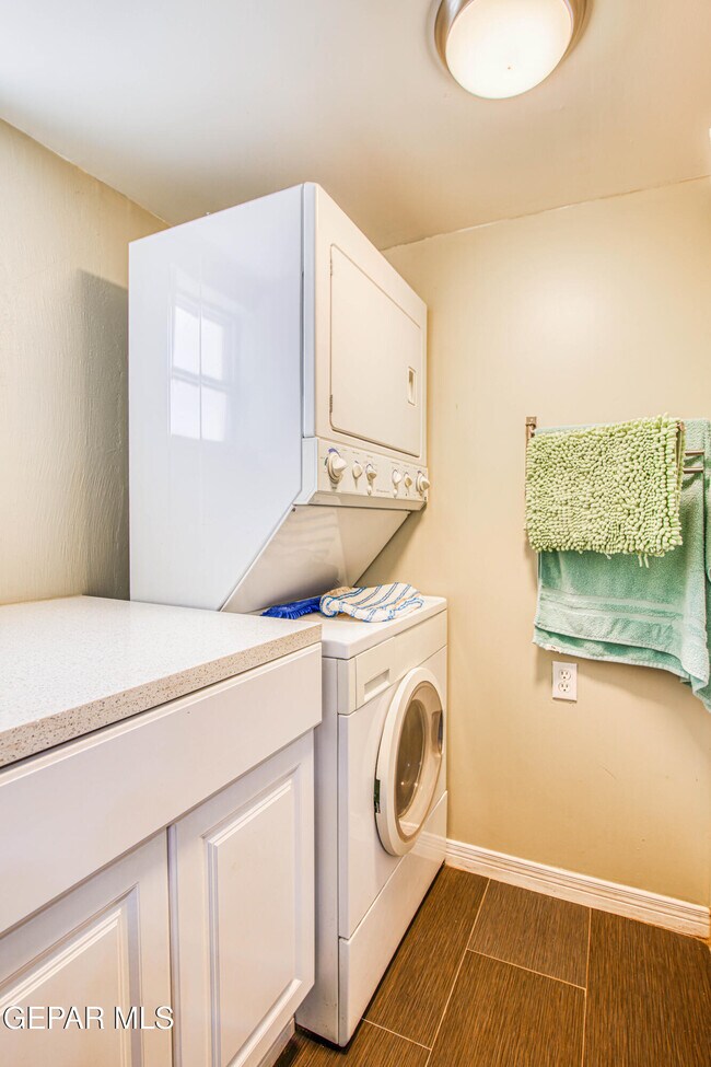 Building Photo - 1701 Elm St