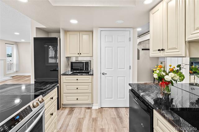 Building Photo - 2754 S Kenton Ct