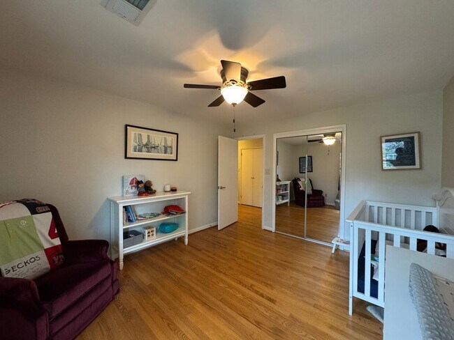 Building Photo - Refreshing 4 Bed 2/2 Bath End Unit Townhom...
