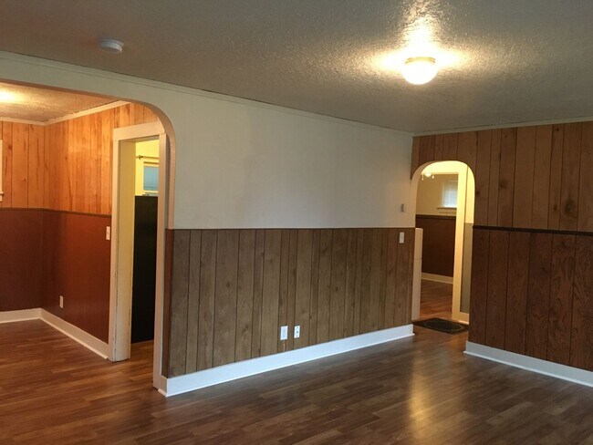 Building Photo - 2 bed, 1 bath Located in Sumner Neighborhood!!!
