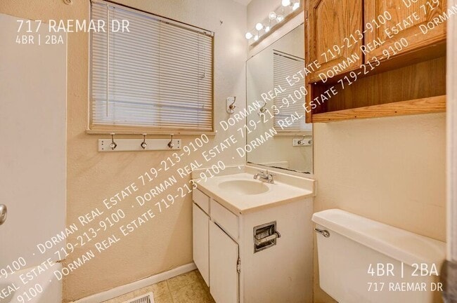 Building Photo - 717 Raemar Dr