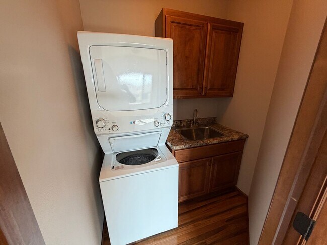 Building Photo - Feels like a New Home!