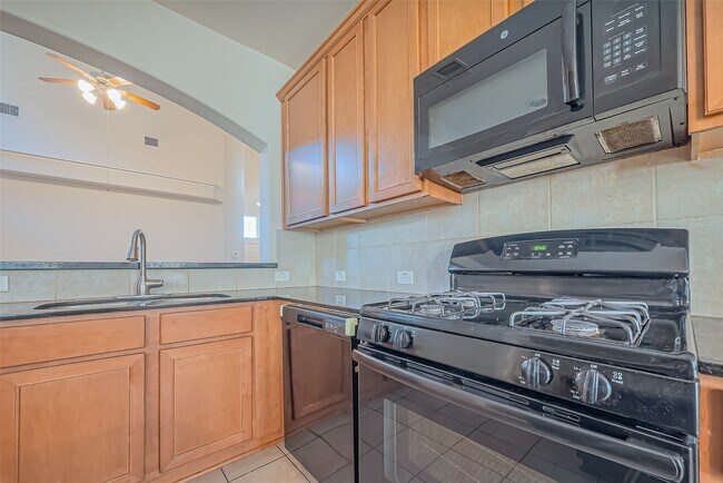Building Photo - 14243 Oro Valley Dr