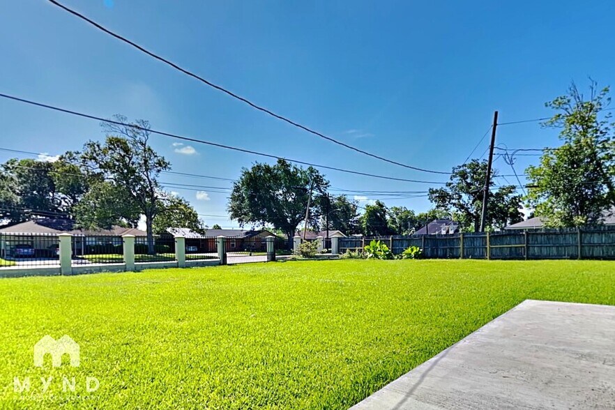 Building Photo - 101 Live Oak St
