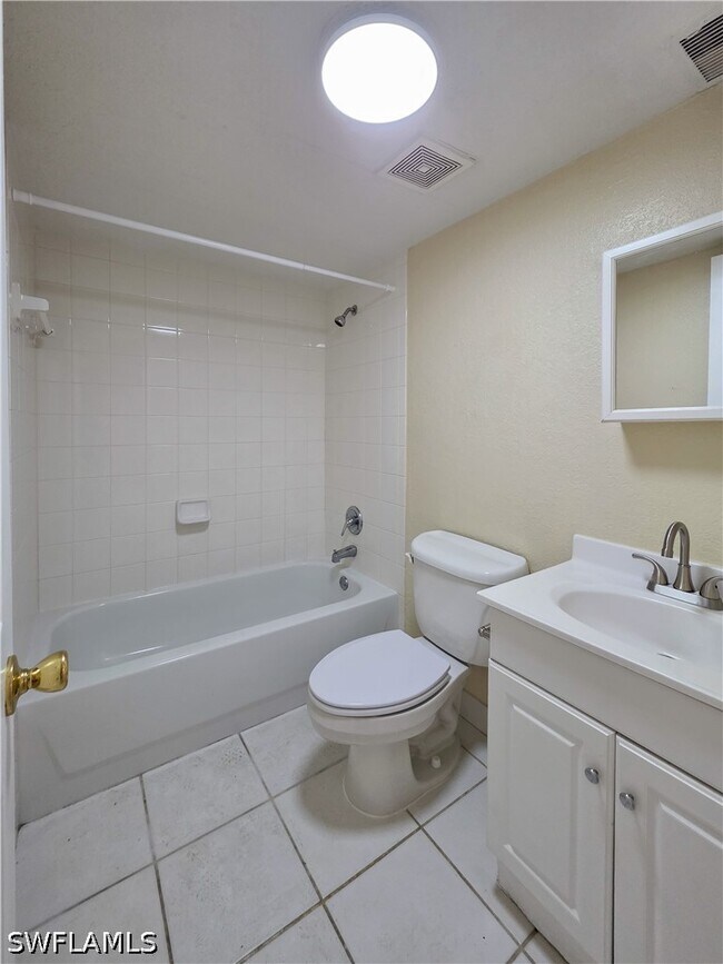 Building Photo - 4621 Bayshore Dr