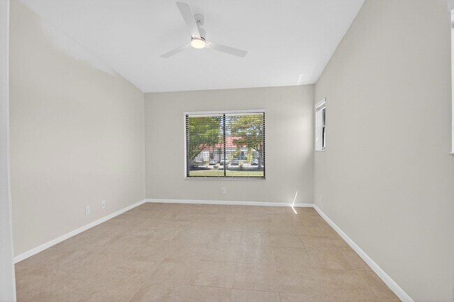 Building Photo - 6649 Somerset Dr