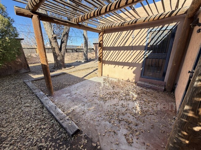 Building Photo - 921 Dartmouth Dr NE