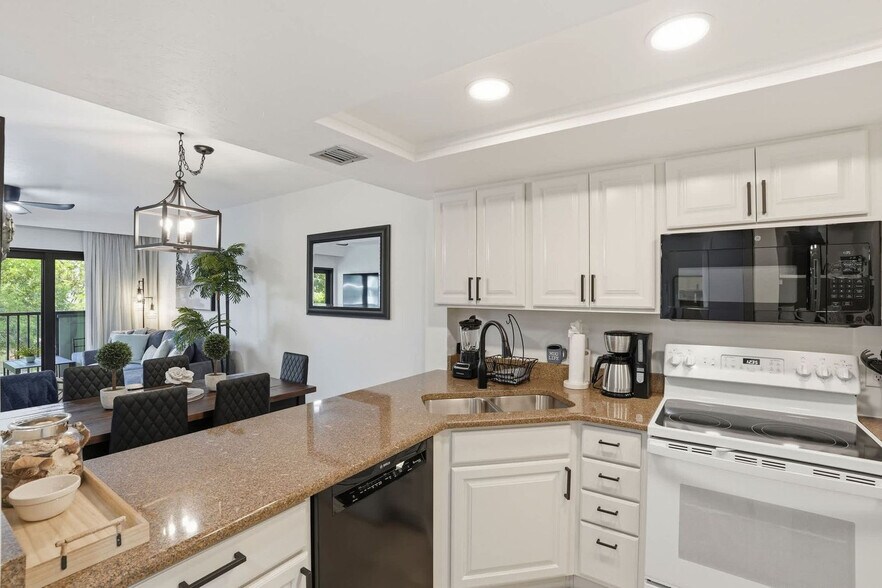 Building Photo - 600 Neapolitan Way