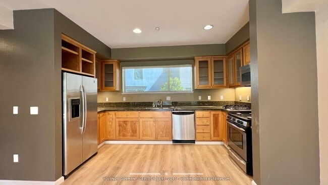 Building Photo - Stylish and modern loft-like 2 bedroom 2.5 bath condo in an urban oasis!