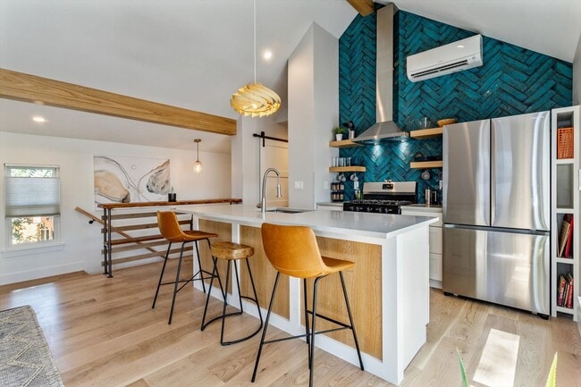 Building Photo - One Bedroom furnished ADU/apartment in The Highlands.