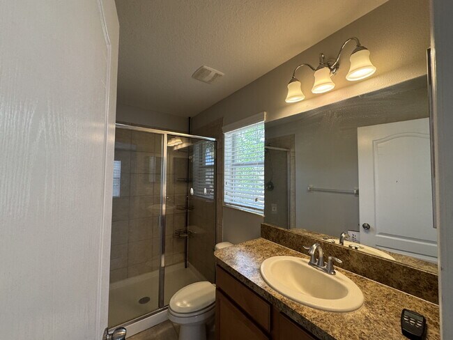 Building Photo - "Charming Tampa Retreat: Stylish 2-Bedroom with Granite Finishes & Guest Suite!"