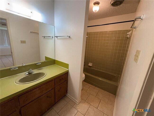 Building Photo - 2408 Carnation Dr