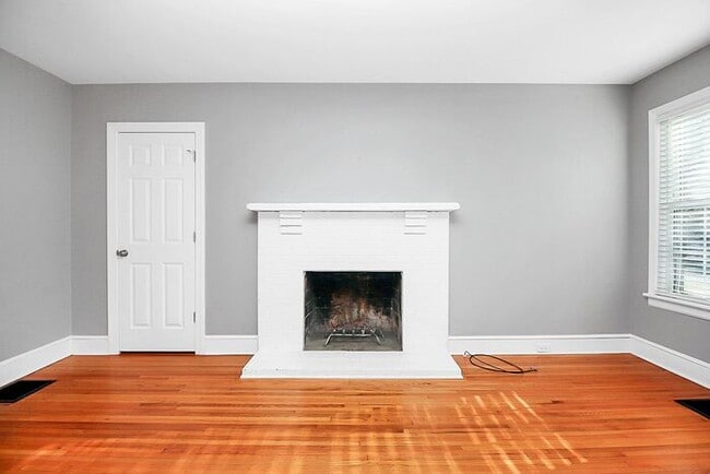 Building Photo - Charming 3BD/2BA Duplex in Dilworth!