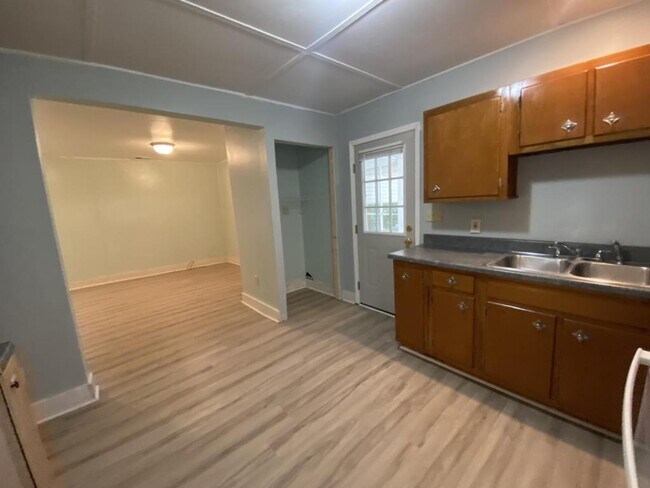 Building Photo - 175 E Beech St