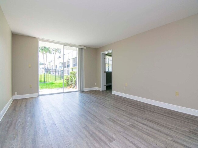 Building Photo - Ground Floor - Corner/End Unit - Upgraded ...