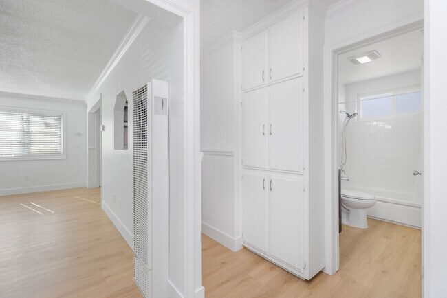 Building Photo - 524 W 2nd St