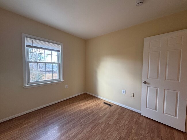 Building Photo - Beautiful 3 Bed 3 Bath Brick Townhome In Springfield Square