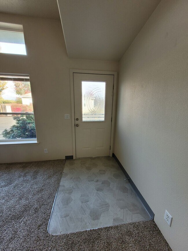 Building Photo - ***Limited Time Summer Rent Special!*** Pet Friendly 3 Bed : 2 Bath Home w/2 Car Garage & Access ...