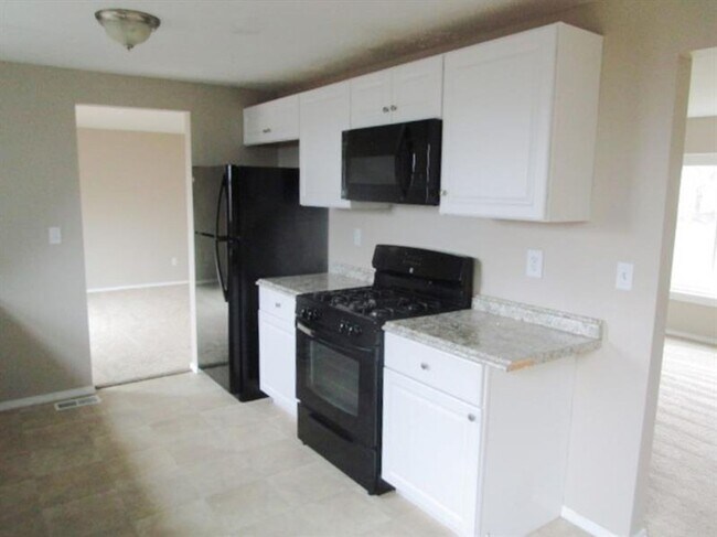 Building Photo - Spacious 3-Bedroom 1.5 bath Home with Fenced Yard & Garage – Ready for You!