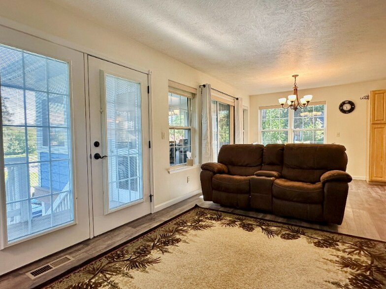 Building Photo - 12 River Falls Dr