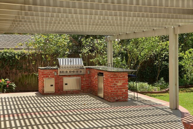 Building Photo - 605 Brightside Ln