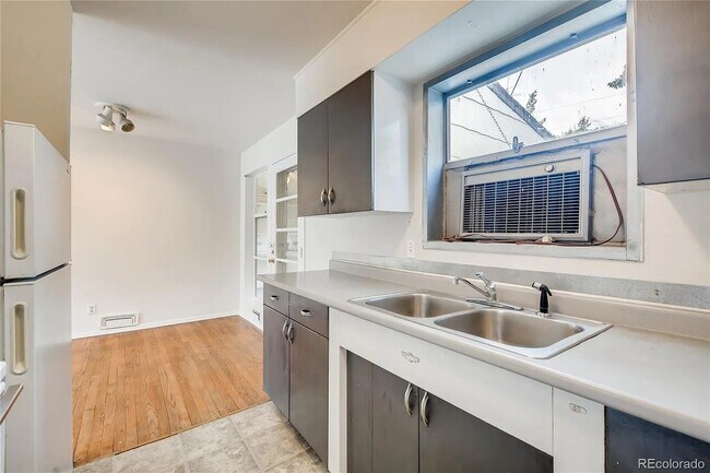 Building Photo - 1255 S Grape St