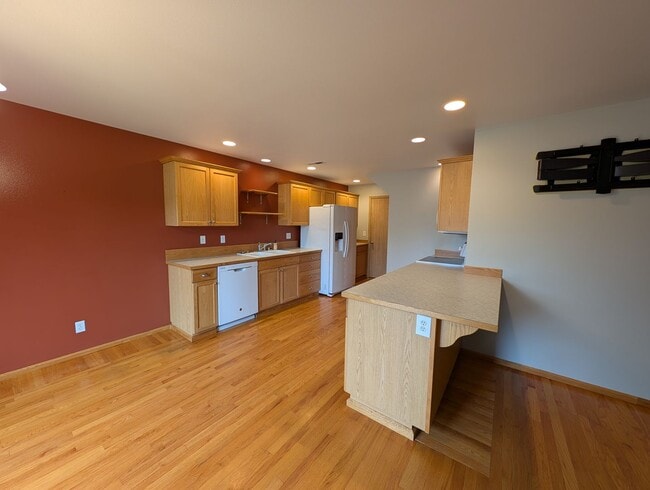 Building Photo - A Gardeners Oasis! 3 Bedroom Townhome for ...