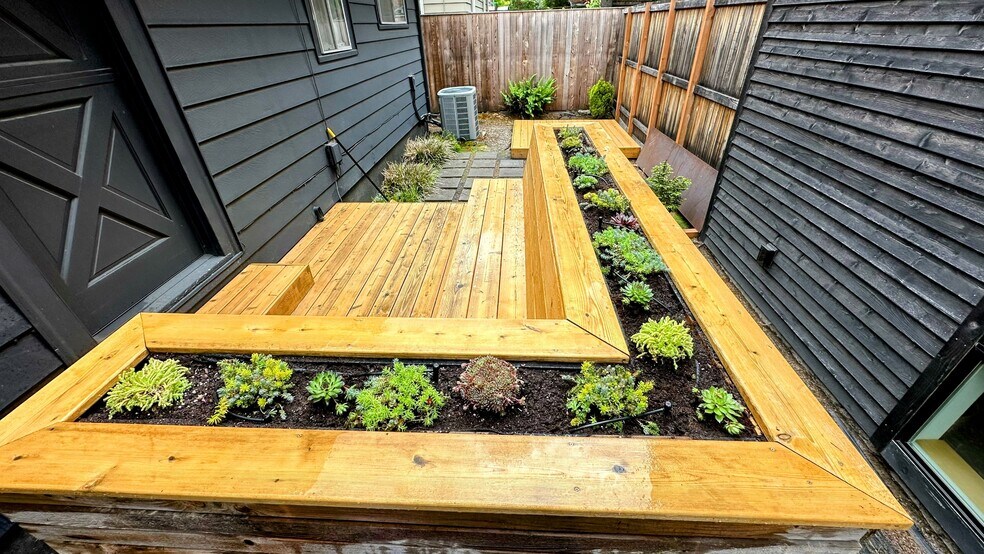 Backyard space with deck - 6605 N Fenwick Ave