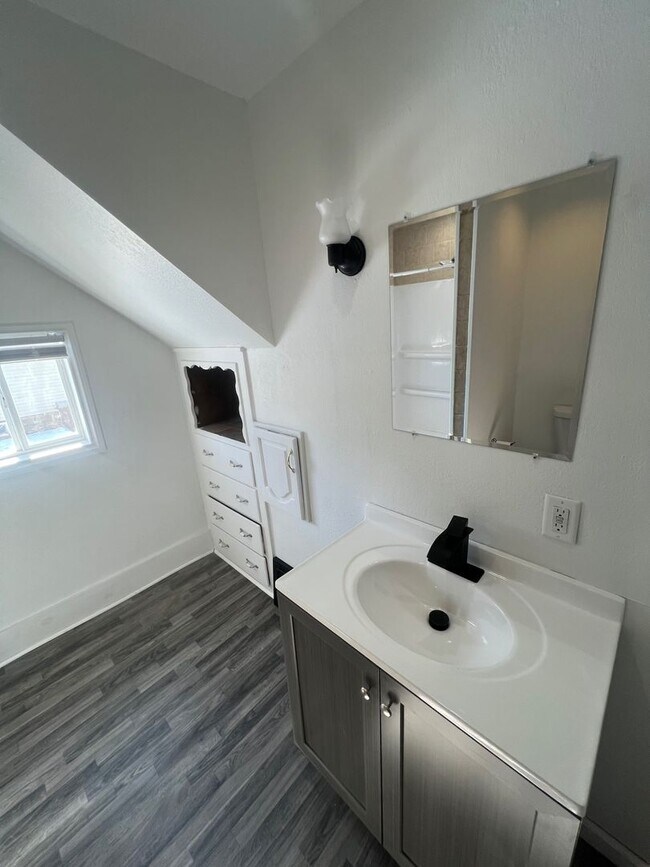 Building Photo - 4 Bedroom 2 Bath Single Family Home Available NOW!